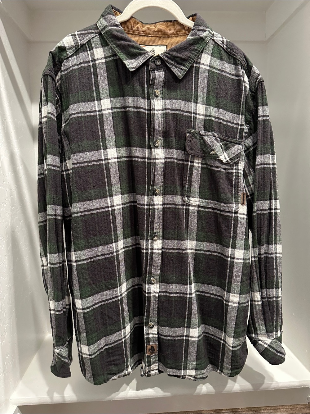 Men's Black & Green Plaid Long-Sleeve Flannel Button-Down Shirt
